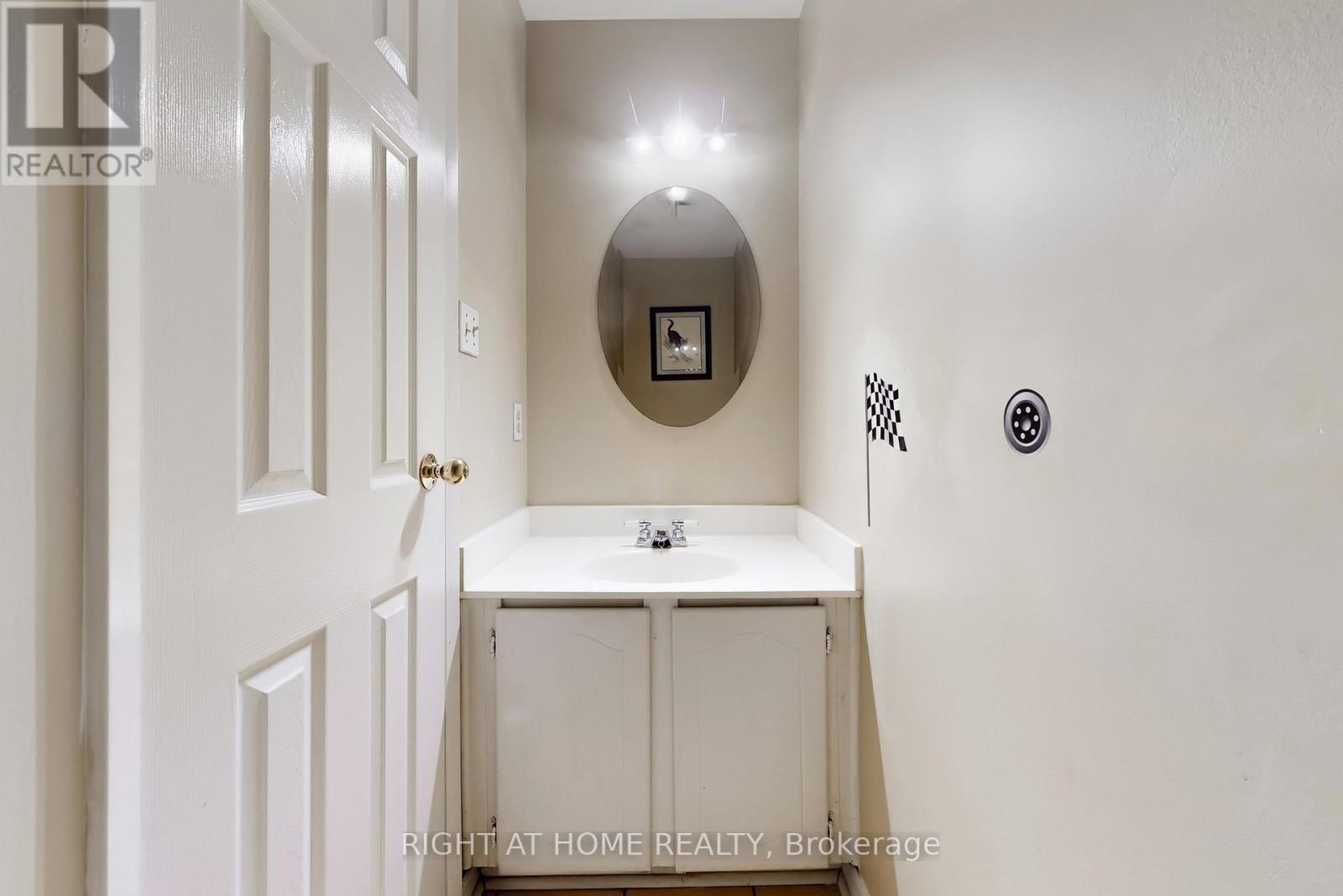 801 Edgehill Road N, Mississauga, Ontario  L5H 3Y2 - Photo 3 - W12854840