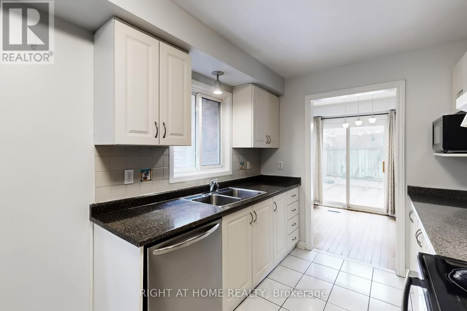 801 Edgehill Road N, Mississauga, Ontario  L5H 3Y2 - Photo 14 - W12854840