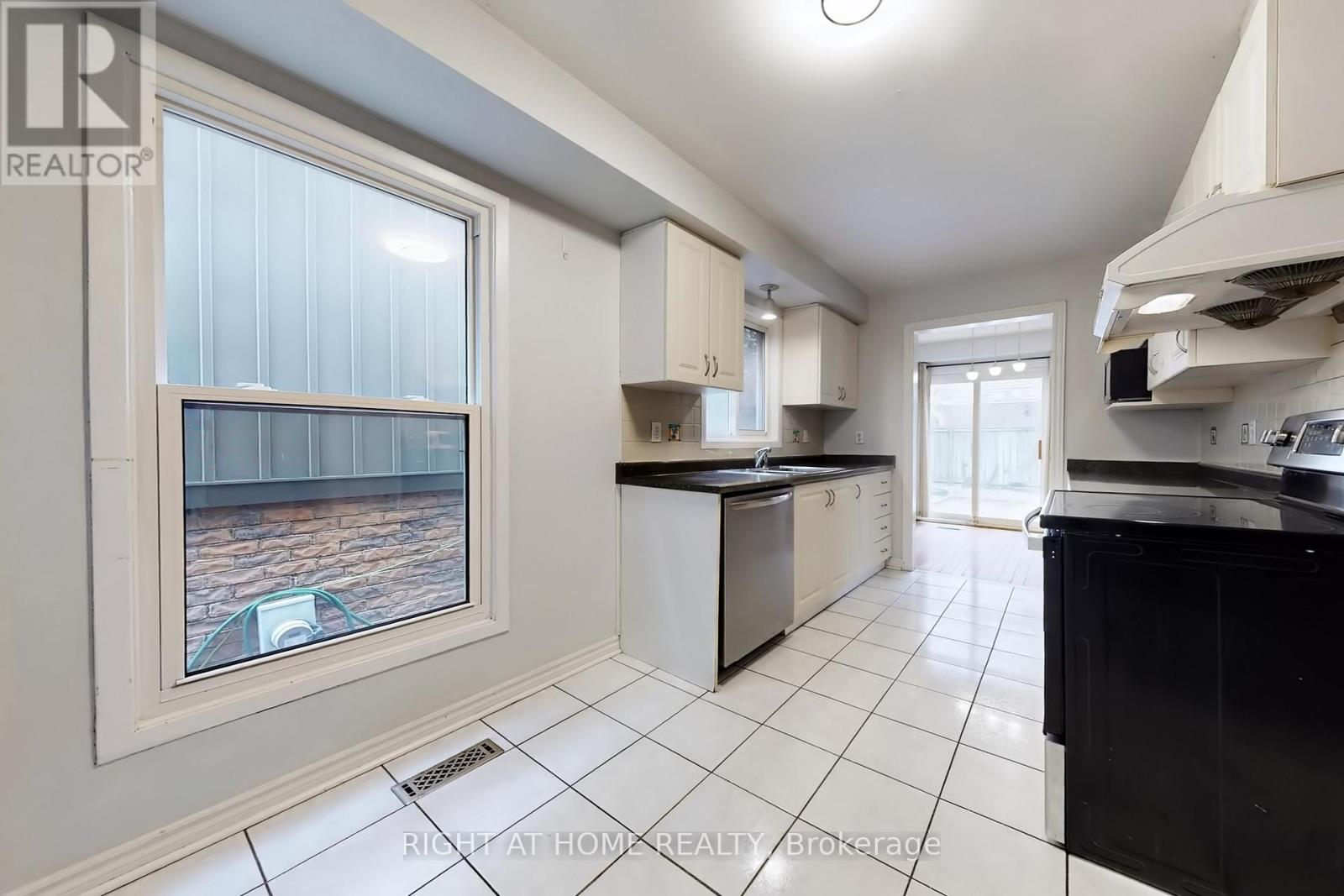 801 Edgehill Road N, Mississauga, Ontario  L5H 3Y2 - Photo 19 - W12854840