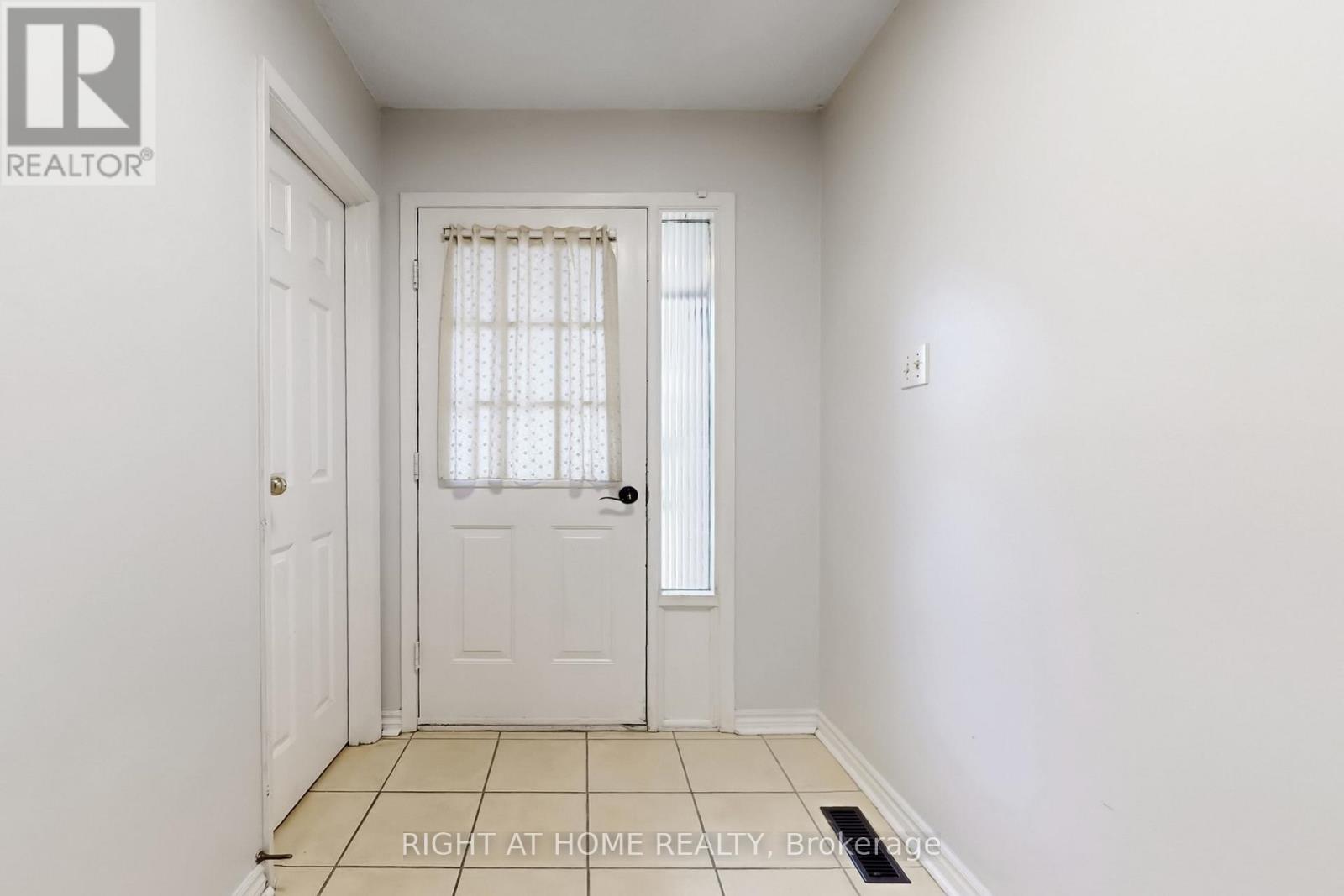 801 Edgehill Road N, Mississauga, Ontario  L5H 3Y2 - Photo 2 - W12854840