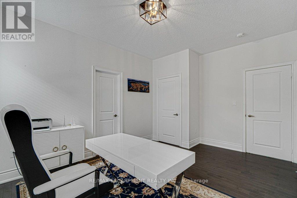 39 Avanti Crescent, Hamilton, Ontario  L8B 1W7 - Photo 24 - X12844432