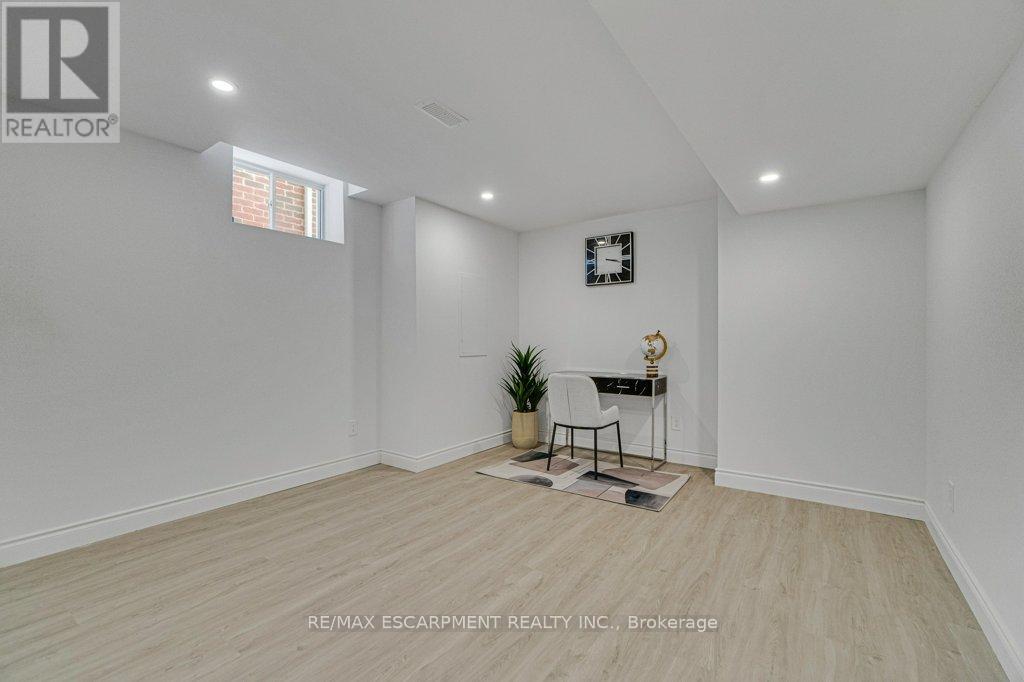 39 Avanti Crescent, Hamilton, Ontario  L8B 1W7 - Photo 35 - X12844432