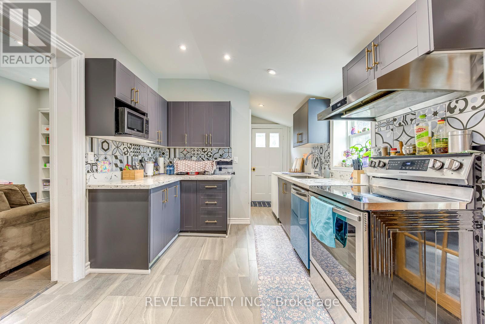 48 Young Street, Halton Hills, Ontario  L7J 2G7 - Photo 10 - W12929508