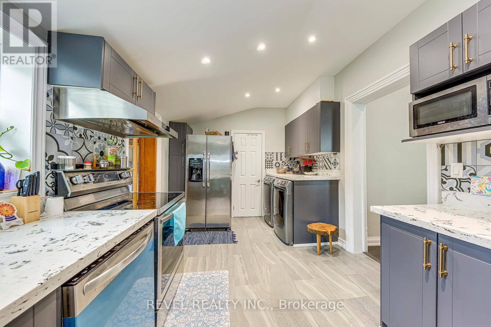 48 Young Street, Halton Hills, Ontario  L7J 2G7 - Photo 11 - W12929508