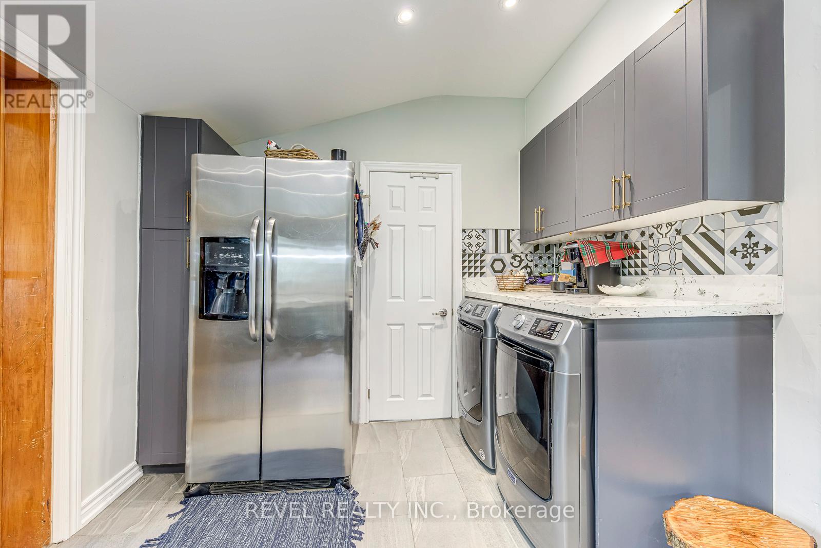 48 Young Street, Halton Hills, Ontario  L7J 2G7 - Photo 12 - W12929508