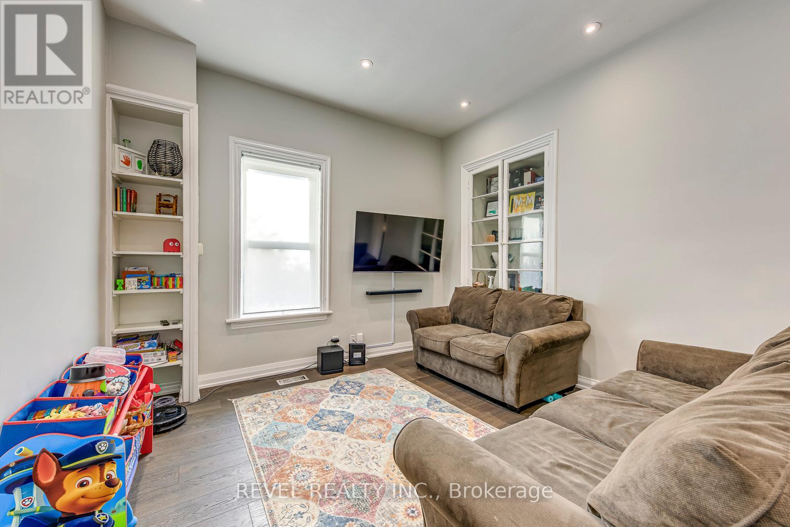 48 Young Street, Halton Hills, Ontario  L7J 2G7 - Photo 4 - W12929508