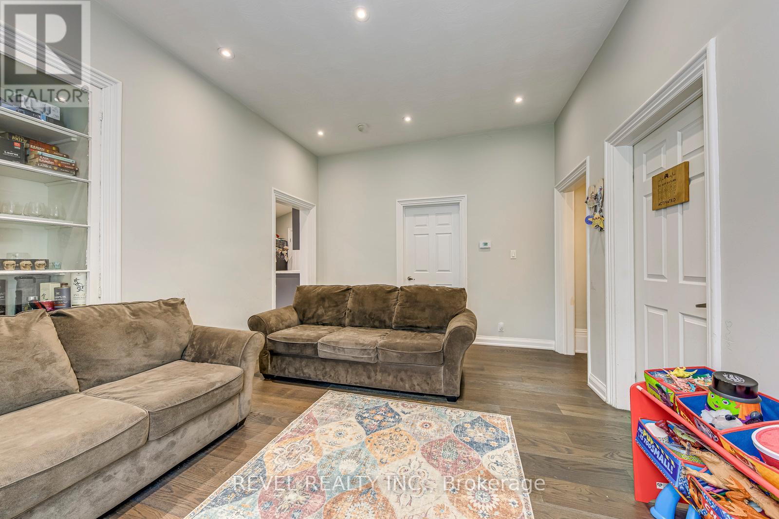 48 Young Street, Halton Hills, Ontario  L7J 2G7 - Photo 7 - W12929508