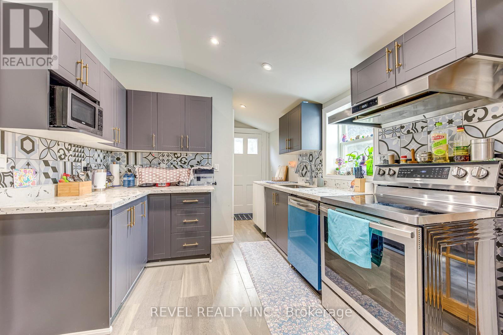 48 Young Street, Halton Hills, Ontario  L7J 2G7 - Photo 9 - W12929508