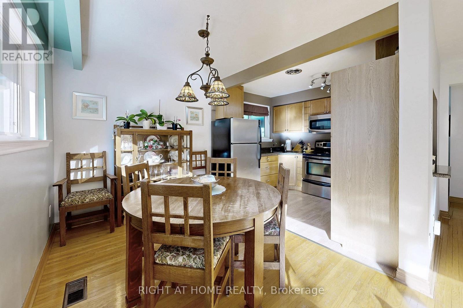 907 Fourth Street, Mississauga, Ontario  L5E 1J8 - Photo 12 - W12929516