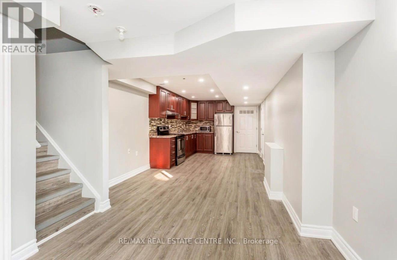 689 Ambroise Crescent, Milton, Ontario  L9T 0M4 - Photo 10 - W12929556