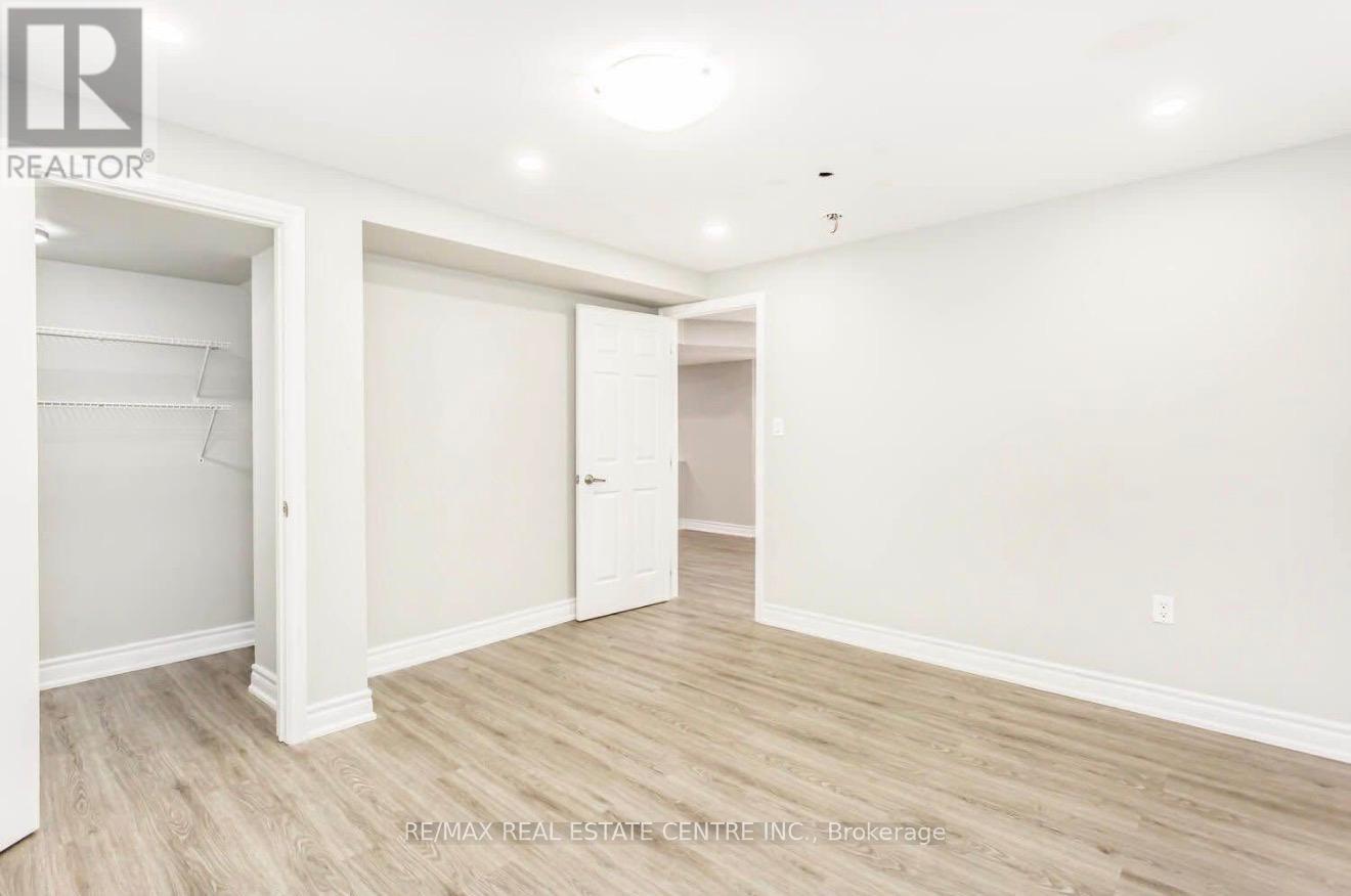 689 Ambroise Crescent, Milton, Ontario  L9T 0M4 - Photo 4 - W12929556