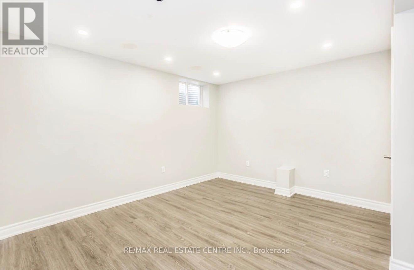 689 Ambroise Crescent, Milton, Ontario  L9T 0M4 - Photo 6 - W12929556