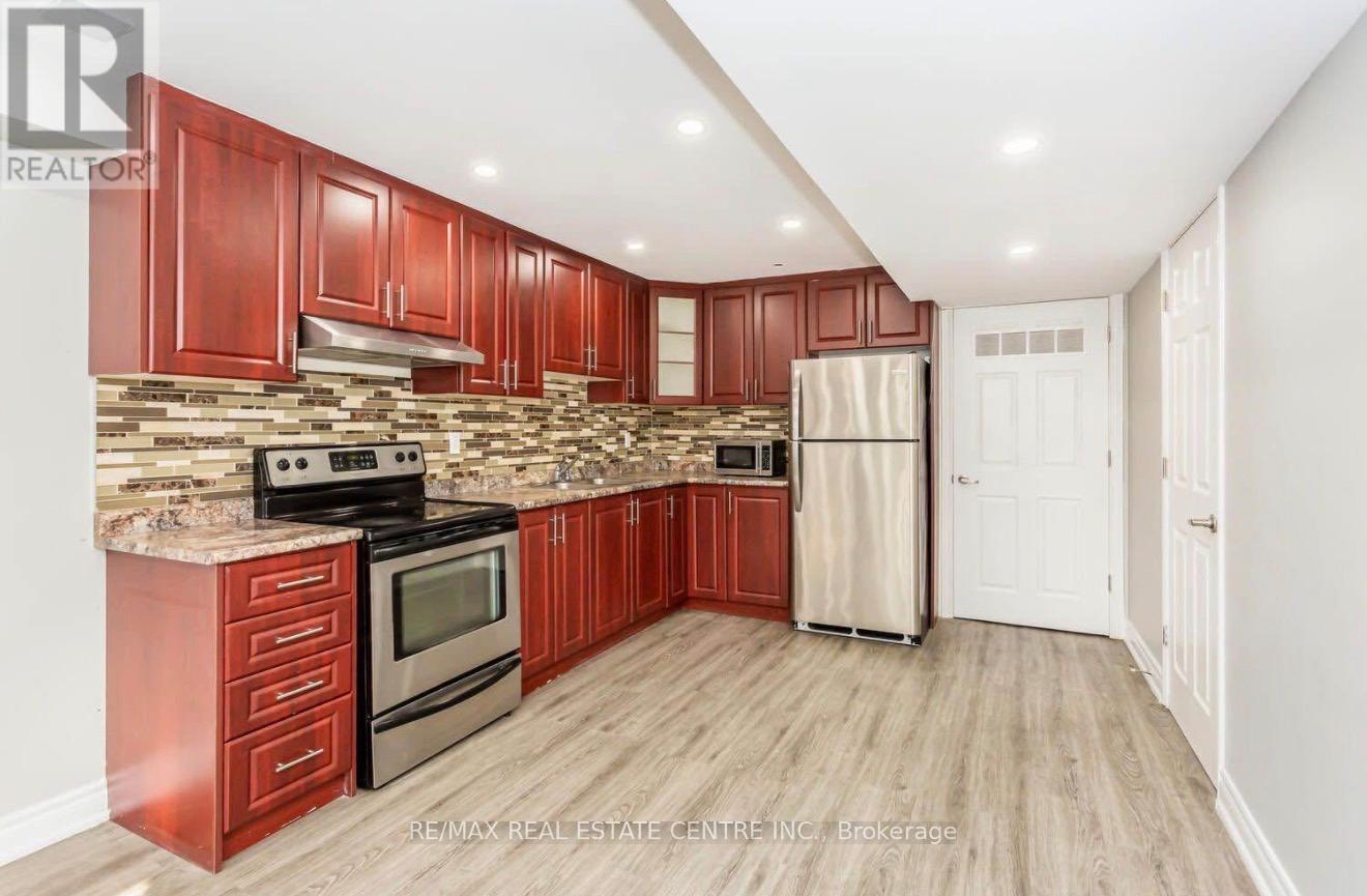 689 Ambroise Crescent, Milton, Ontario  L9T 0M4 - Photo 7 - W12929556