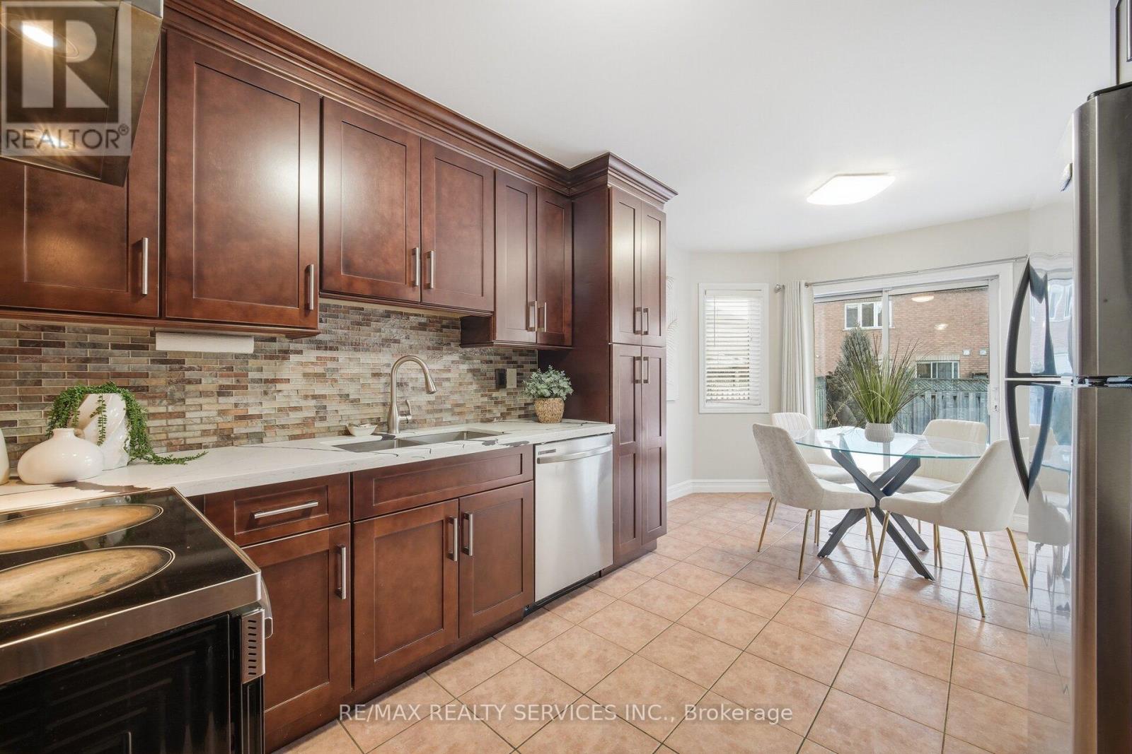 47 Twin Pines Crescent, Brampton, Ontario  L7A 1M8 - Photo 17 - W12929582