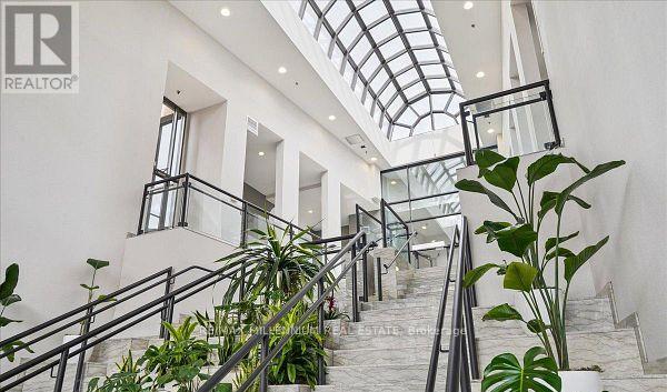 2005 - 3 Hickory Tree Road, Toronto, Ontario  M9N 3W5 - Photo 17 - W12768236