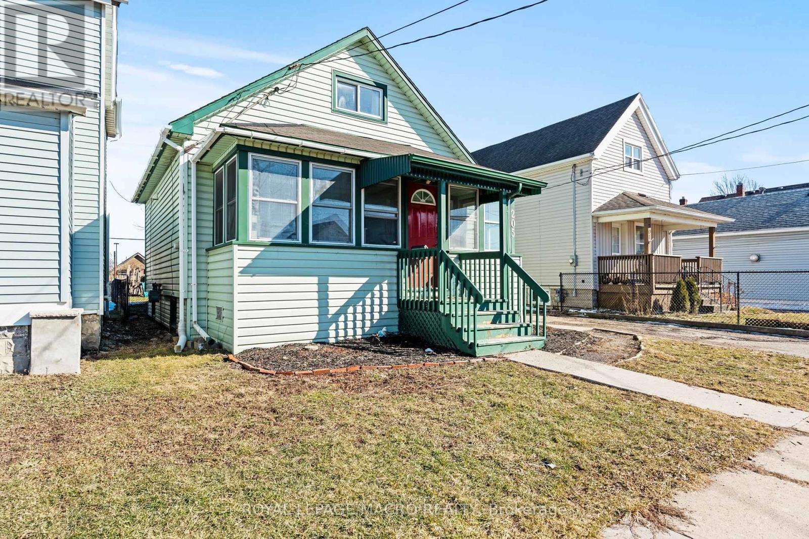 205 Mitchell Street, Port Colborne, Ontario L3K 1Y4 - Photo 4 - X12911470