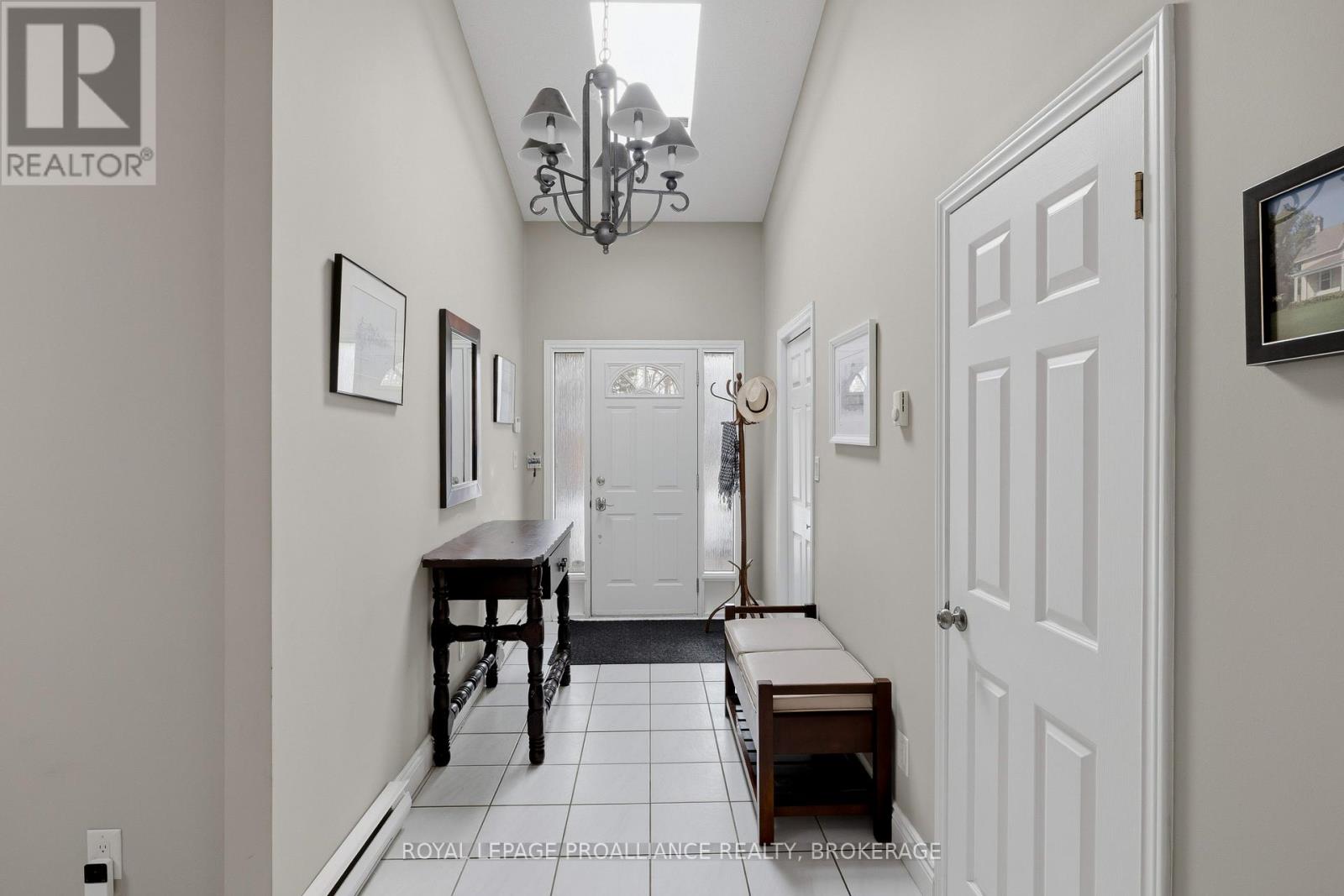 27 Riverside Drive, Kingston, Ontario  K7L 4V1 - Photo 3 - X12929684