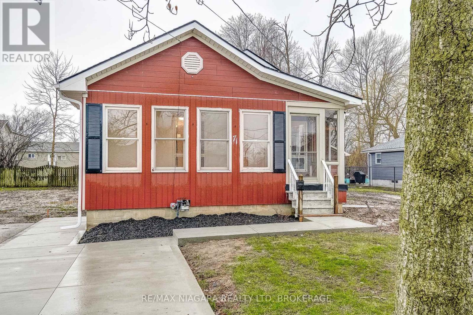 71 Joseph Street, Fort Erie, Ontario  L2A 5J6 - Photo 2 - X12929784