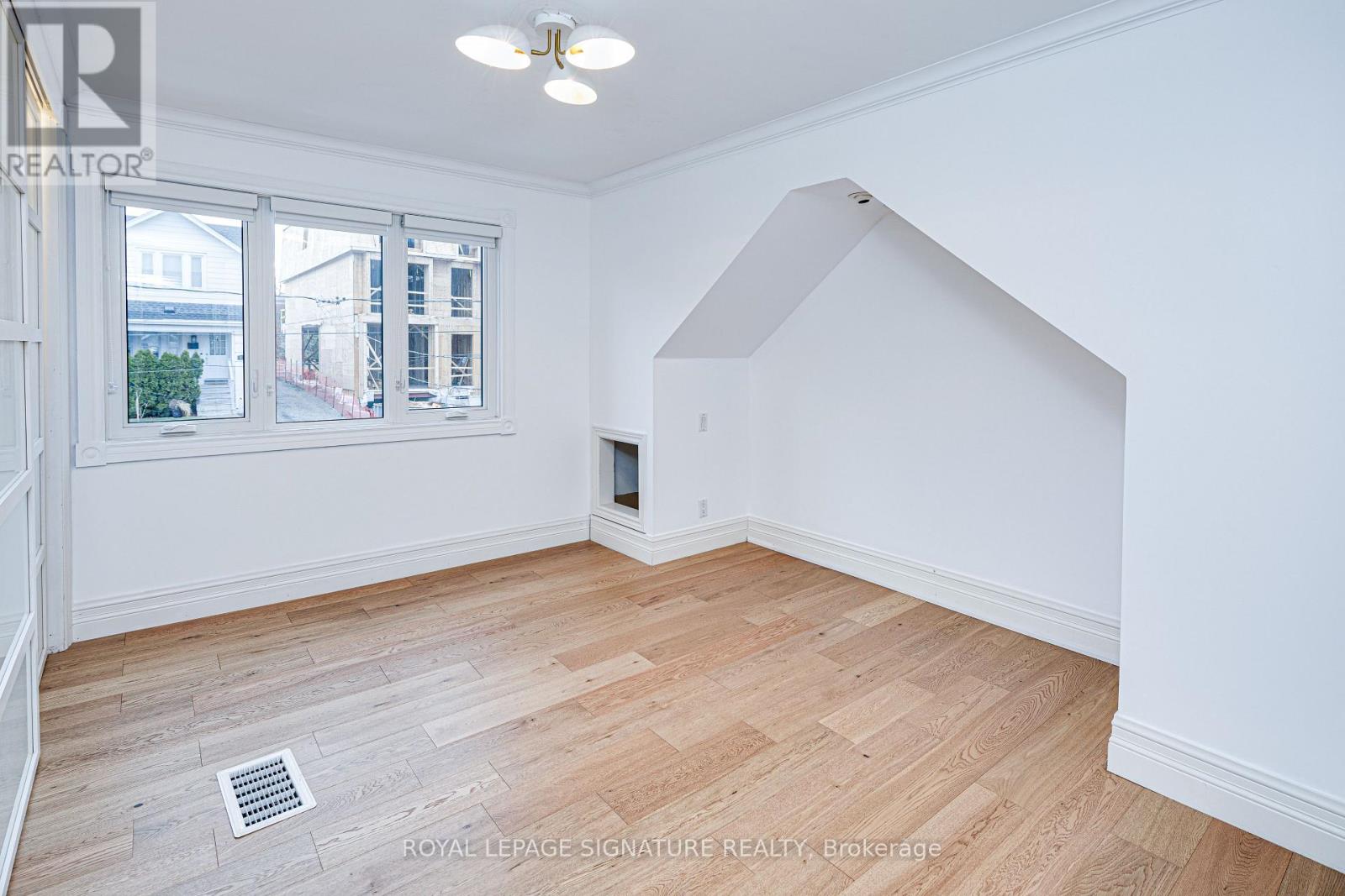 218 Lee Avenue, Toronto (The Beaches), Ontario  M4E 2P3 - Photo 4 - E12929642