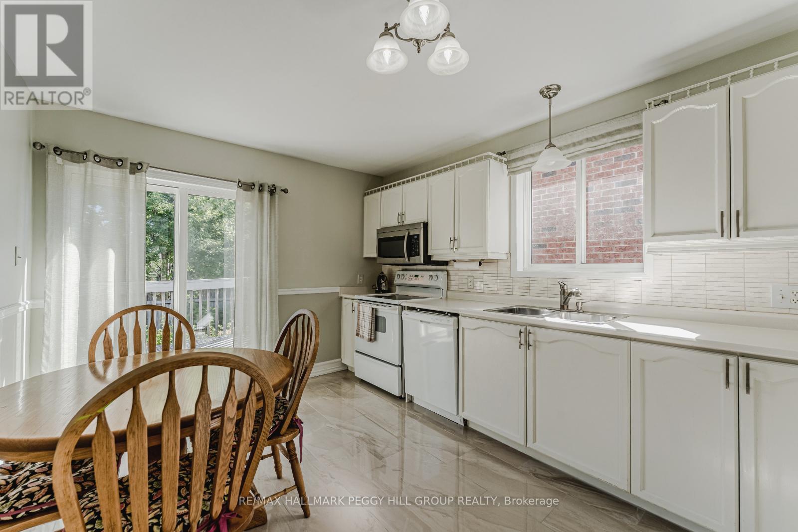 72 Stanley Street, Barrie (East Bayfield), Ontario  L4M 6V5 - Photo 4 - S12929814