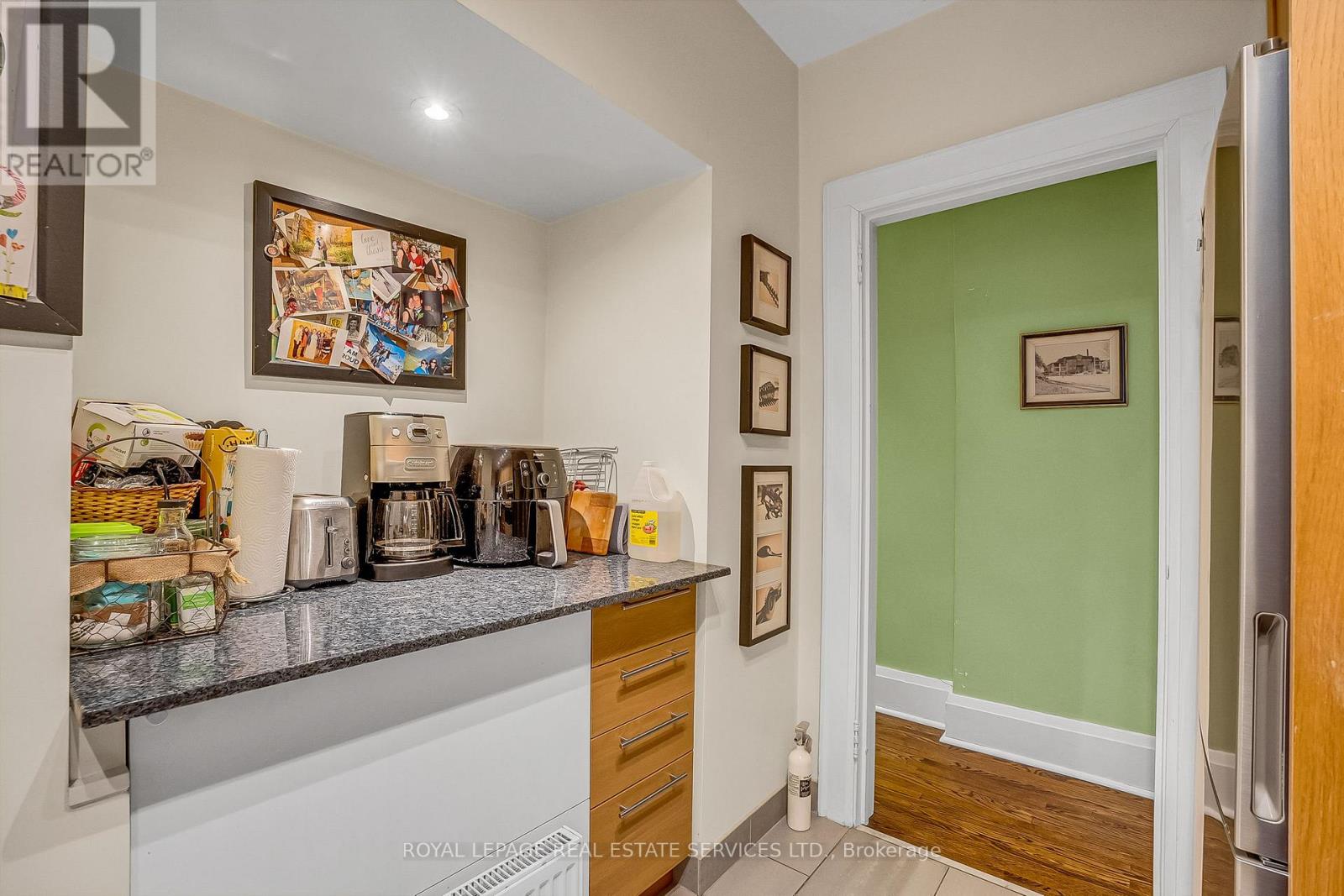 393* Willard Avenue, Toronto, Ontario  M6S 3R4 - Photo 11 - W12929730