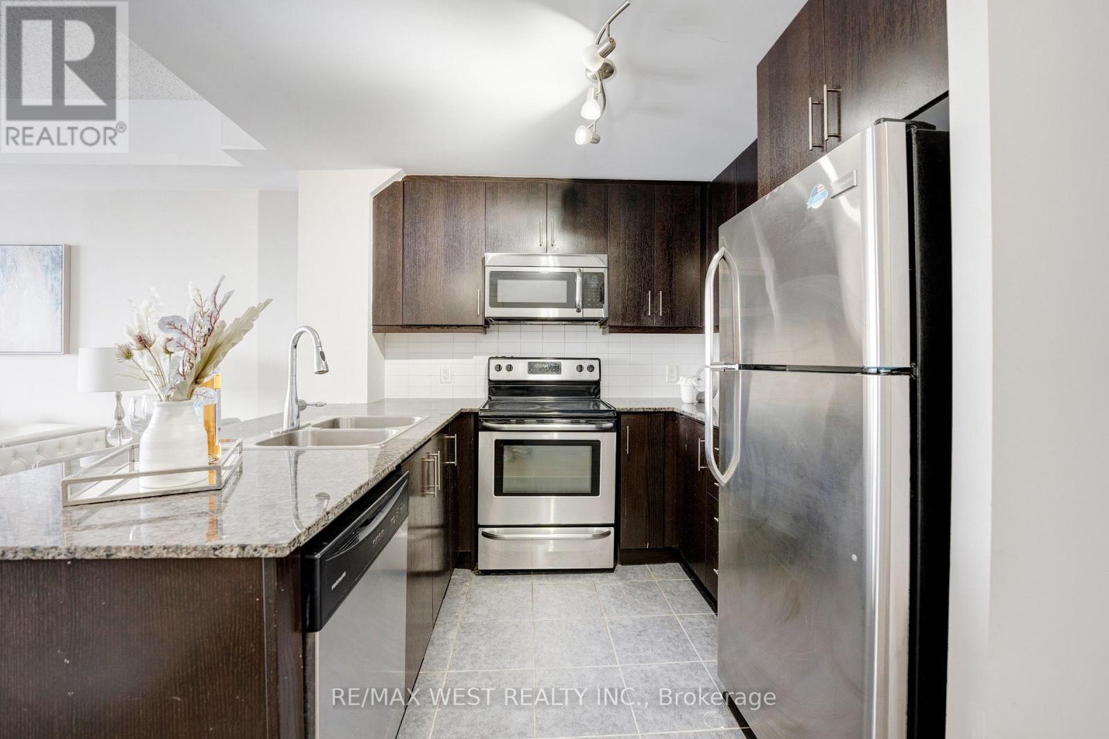 627 - 15 James Finlay Way, Toronto (Downsview-Roding-Cfb), Ontario  M3M 0B3 - Photo 3 - W12929766