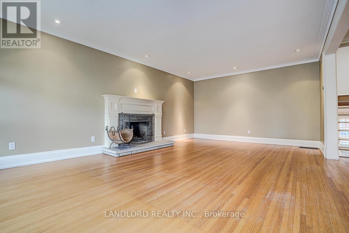 88 Princess Anne Crescent, Toronto (Princess-Rosethorn), Ontario  M9A 2P8 - Photo 10 - W12929778