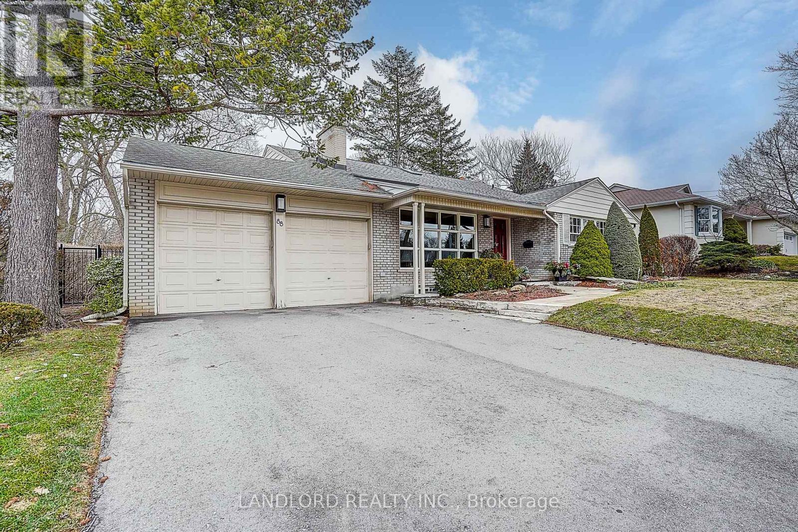 88 Princess Anne Crescent, Toronto (Princess-Rosethorn), Ontario  M9A 2P8 - Photo 2 - W12929778