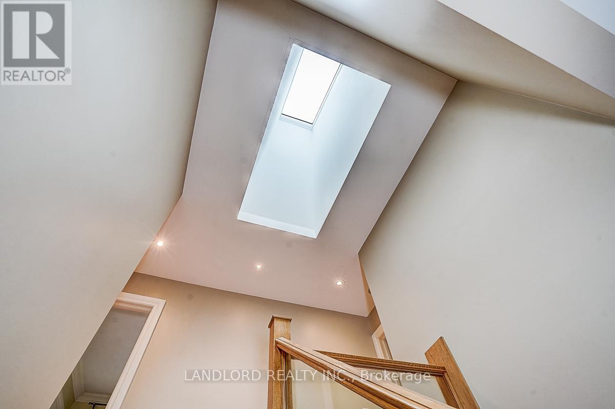 88 Princess Anne Crescent, Toronto (Princess-Rosethorn), Ontario  M9A 2P8 - Photo 24 - W12929778