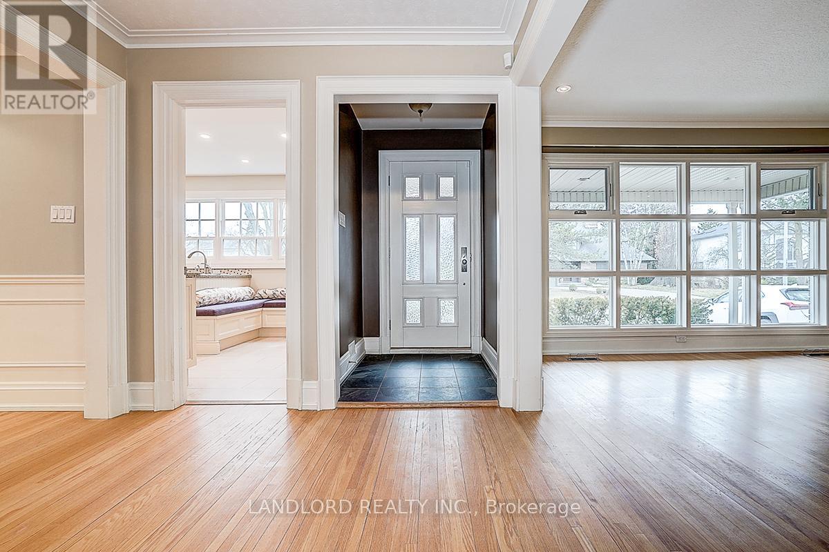 88 Princess Anne Crescent, Toronto (Princess-Rosethorn), Ontario  M9A 2P8 - Photo 4 - W12929778