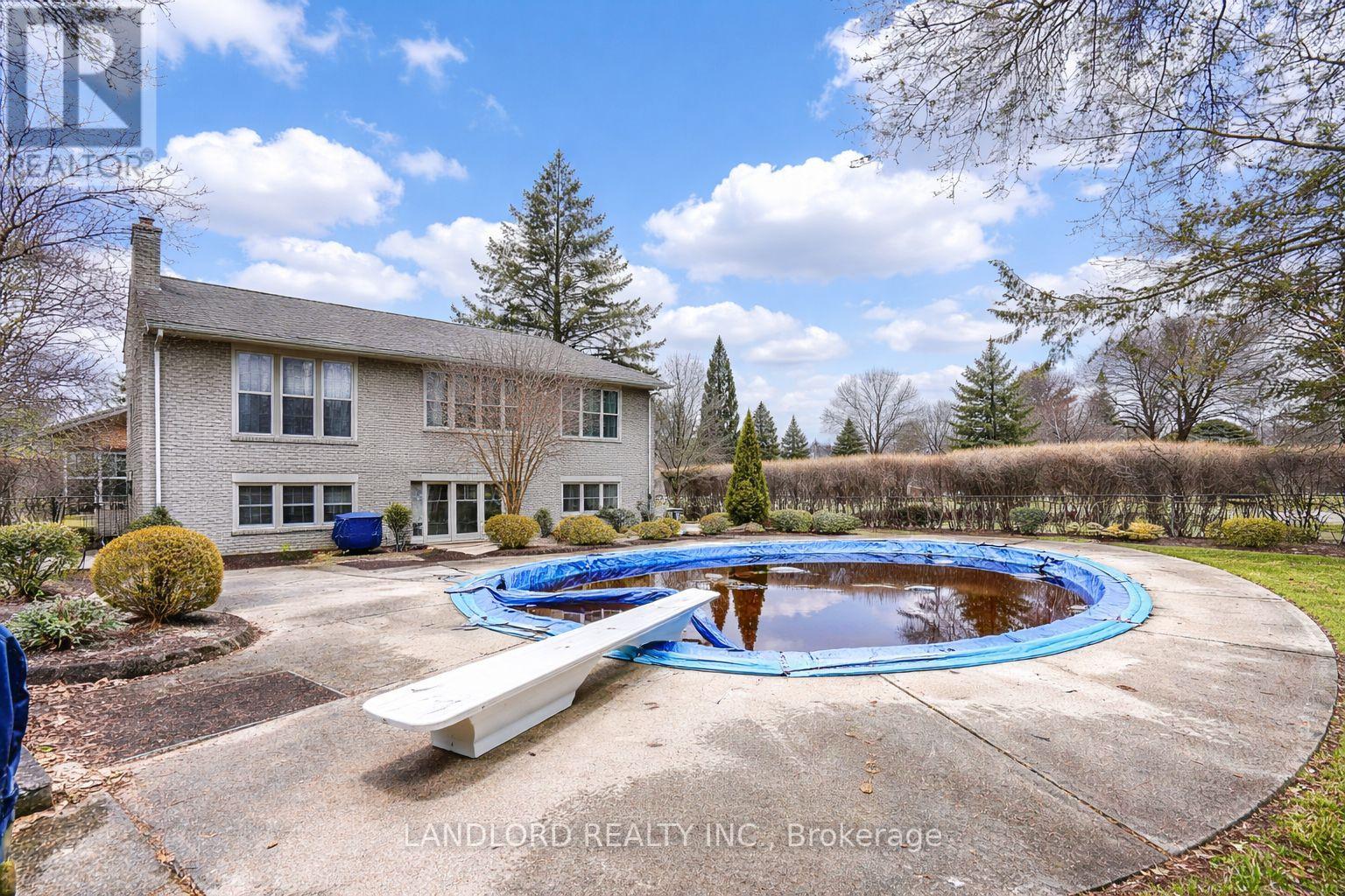 88 Princess Anne Crescent, Toronto (Princess-Rosethorn), Ontario  M9A 2P8 - Photo 45 - W12929778