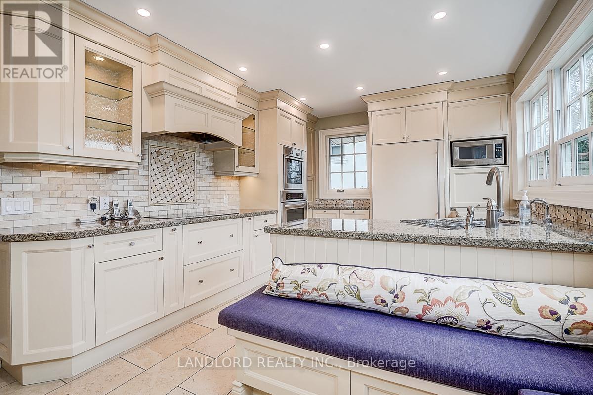 88 Princess Anne Crescent, Toronto (Princess-Rosethorn), Ontario  M9A 2P8 - Photo 6 - W12929778