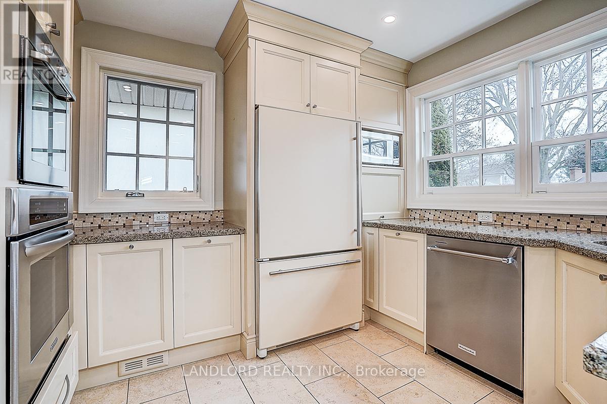 88 Princess Anne Crescent, Toronto (Princess-Rosethorn), Ontario  M9A 2P8 - Photo 8 - W12929778