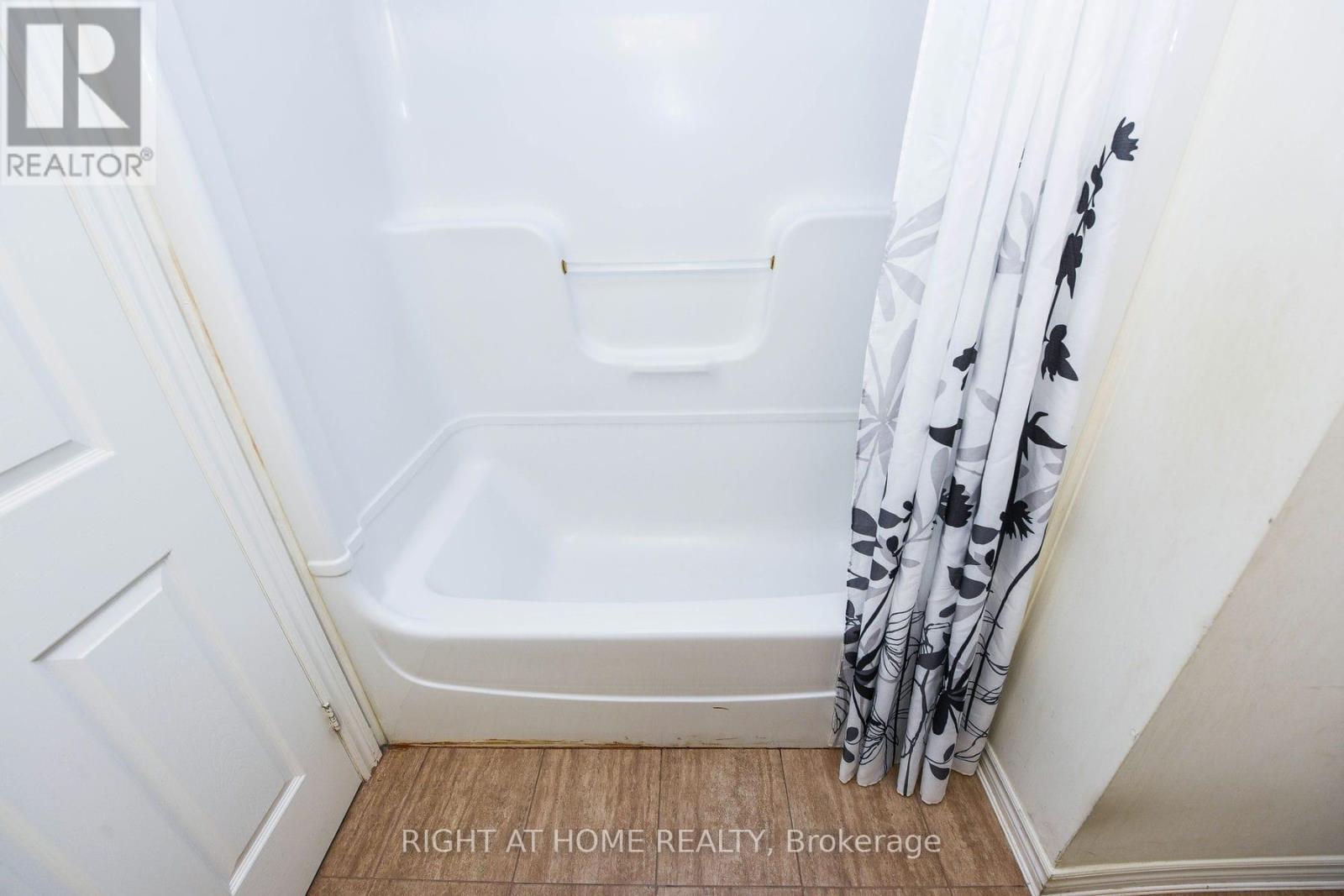 301 - 1480 Bishops Gate, Oakville, Ontario  L6M 4N4 - Photo 10 - W12929800