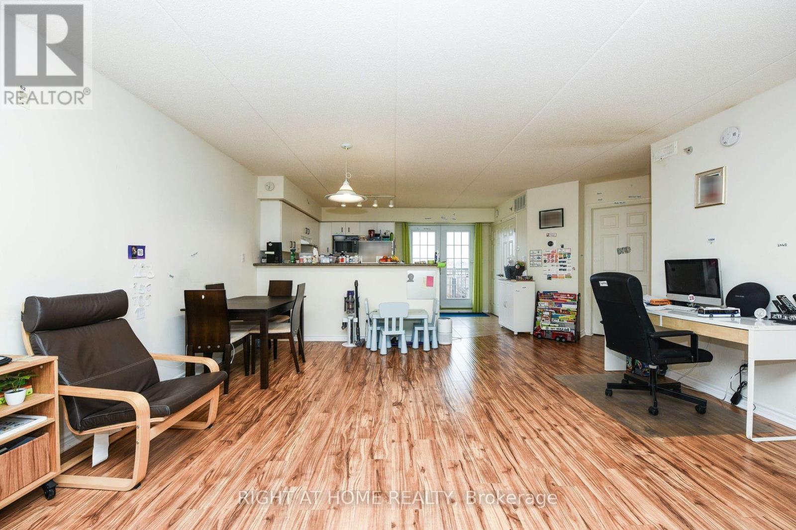 301 - 1480 Bishops Gate, Oakville, Ontario  L6M 4N4 - Photo 2 - W12929800