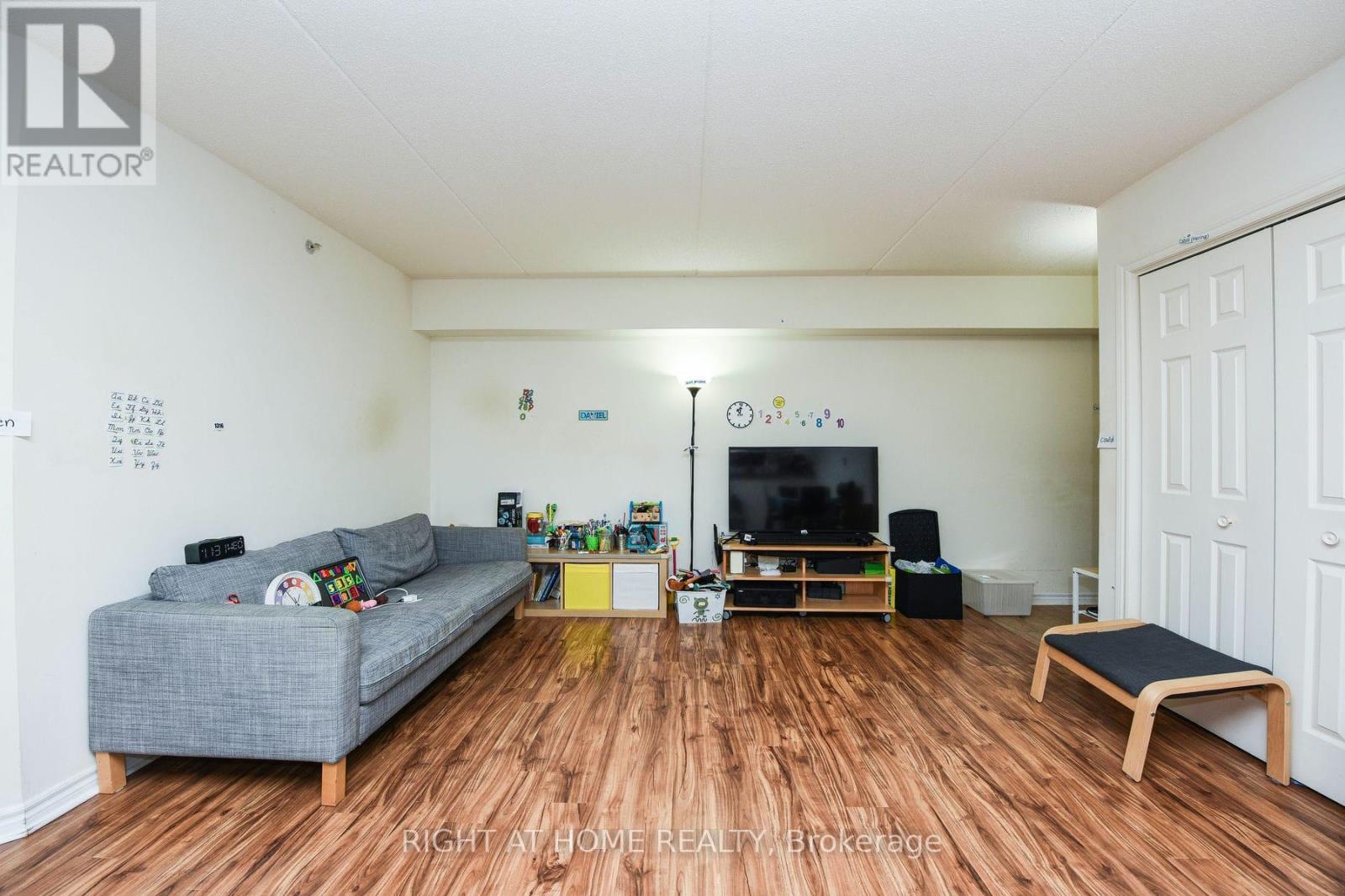 301 - 1480 Bishops Gate, Oakville, Ontario  L6M 4N4 - Photo 3 - W12929800