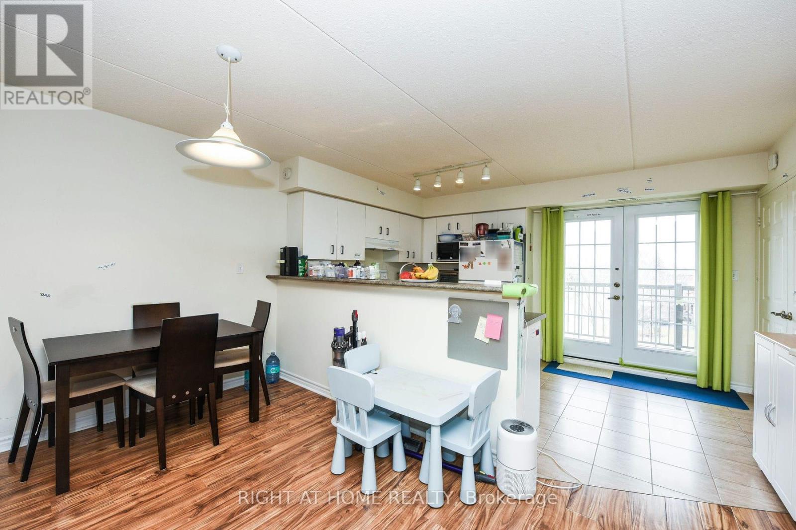 301 - 1480 Bishops Gate, Oakville, Ontario  L6M 4N4 - Photo 4 - W12929800