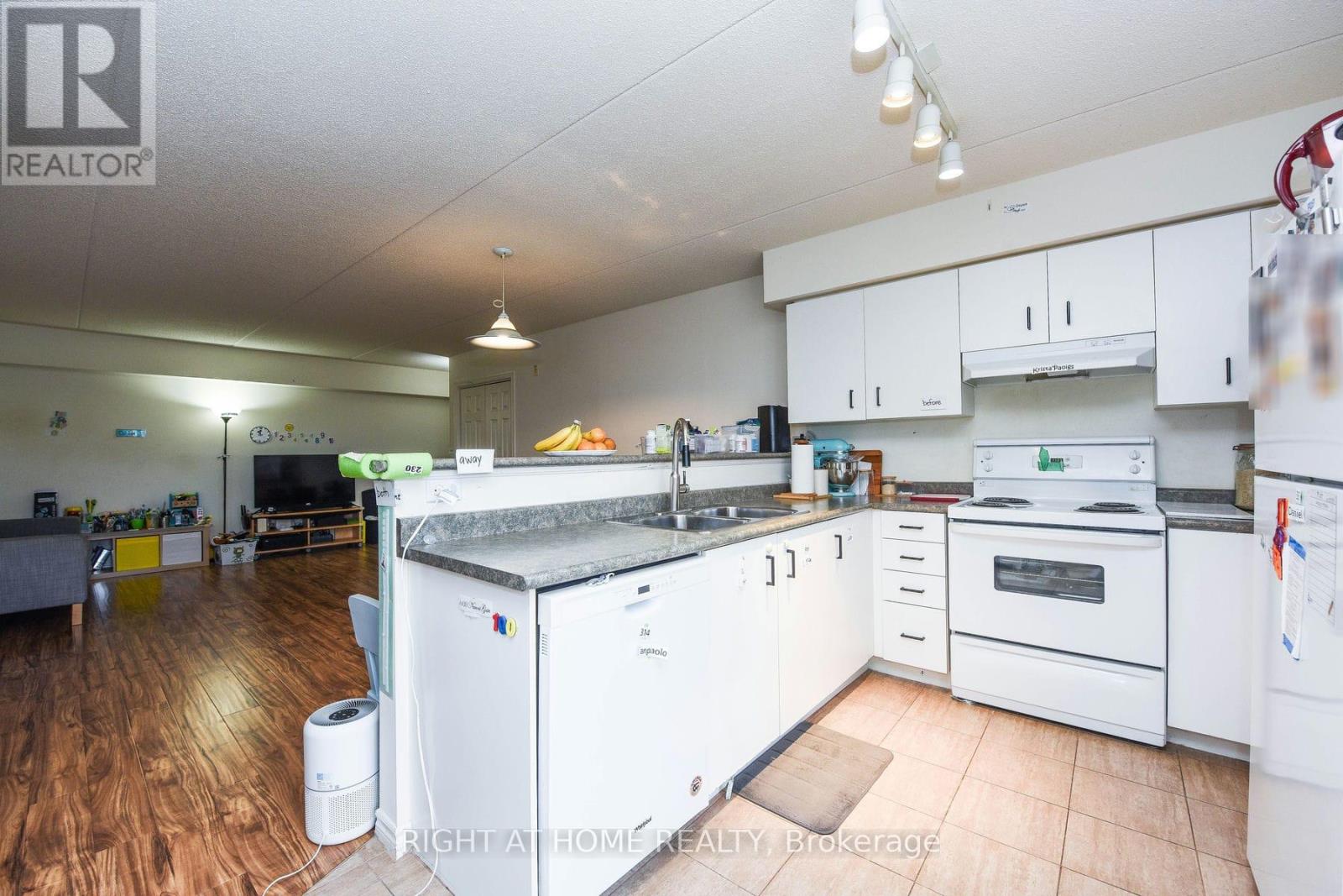 301 - 1480 Bishops Gate, Oakville, Ontario  L6M 4N4 - Photo 5 - W12929800