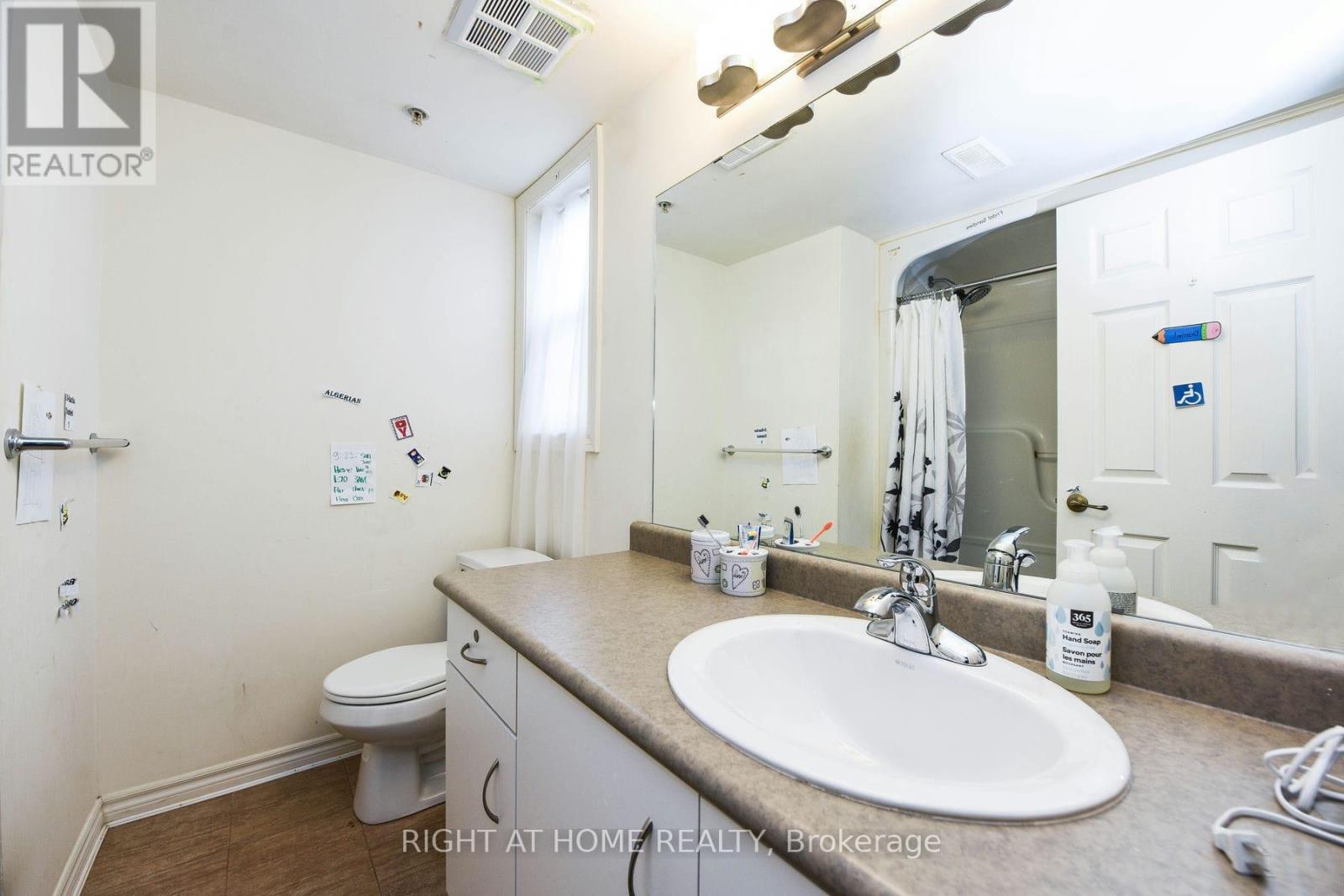 301 - 1480 Bishops Gate, Oakville, Ontario  L6M 4N4 - Photo 9 - W12929800