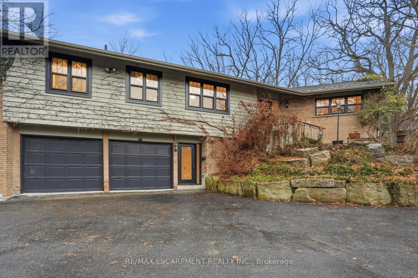 1987 Snake Road, Burlington, Ontario  L7P 4Y1 - Photo 2 - W12929810