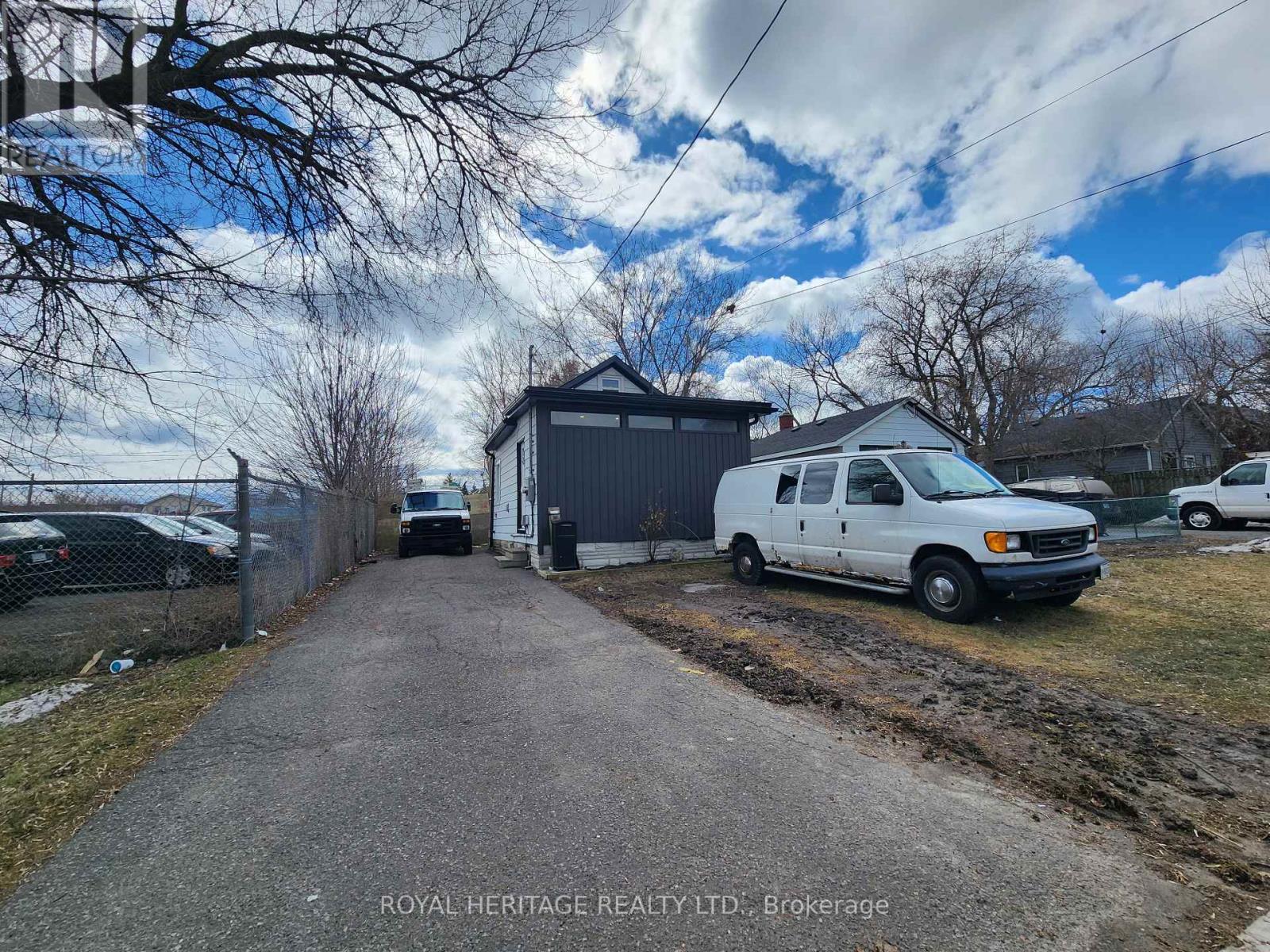 203 Valencia Road, Oshawa, Ontario  L1J 1P2 - Photo 2 - E12929936