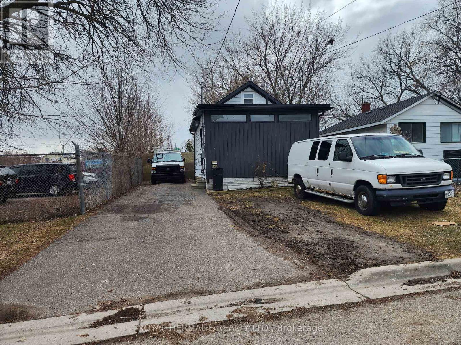 203 Valencia Road, Oshawa, Ontario  L1J 1P2 - Photo 3 - E12929936