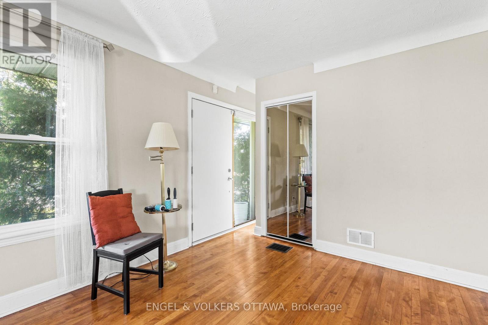 1372 Ridgedale Street, Ottawa, Ontario  K1T 1C5 - Photo 4 - X12929890