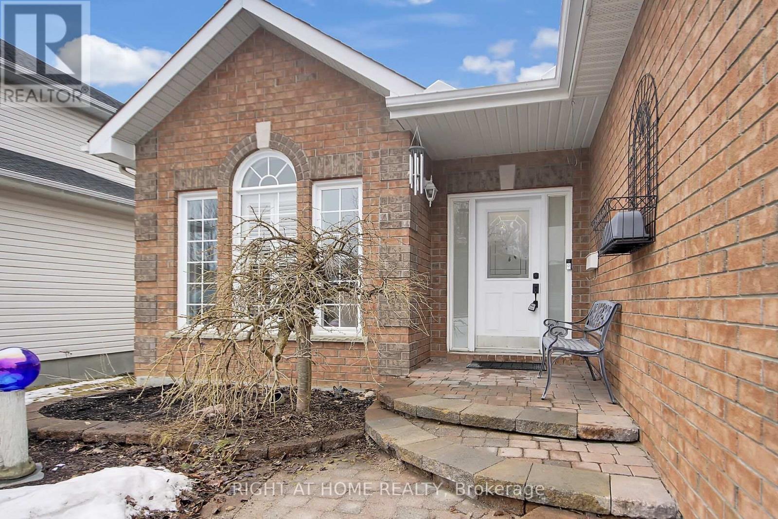 19 Cinnabar Way, Ottawa, Ontario  K2S 1Y6 - Photo 2 - X12929944