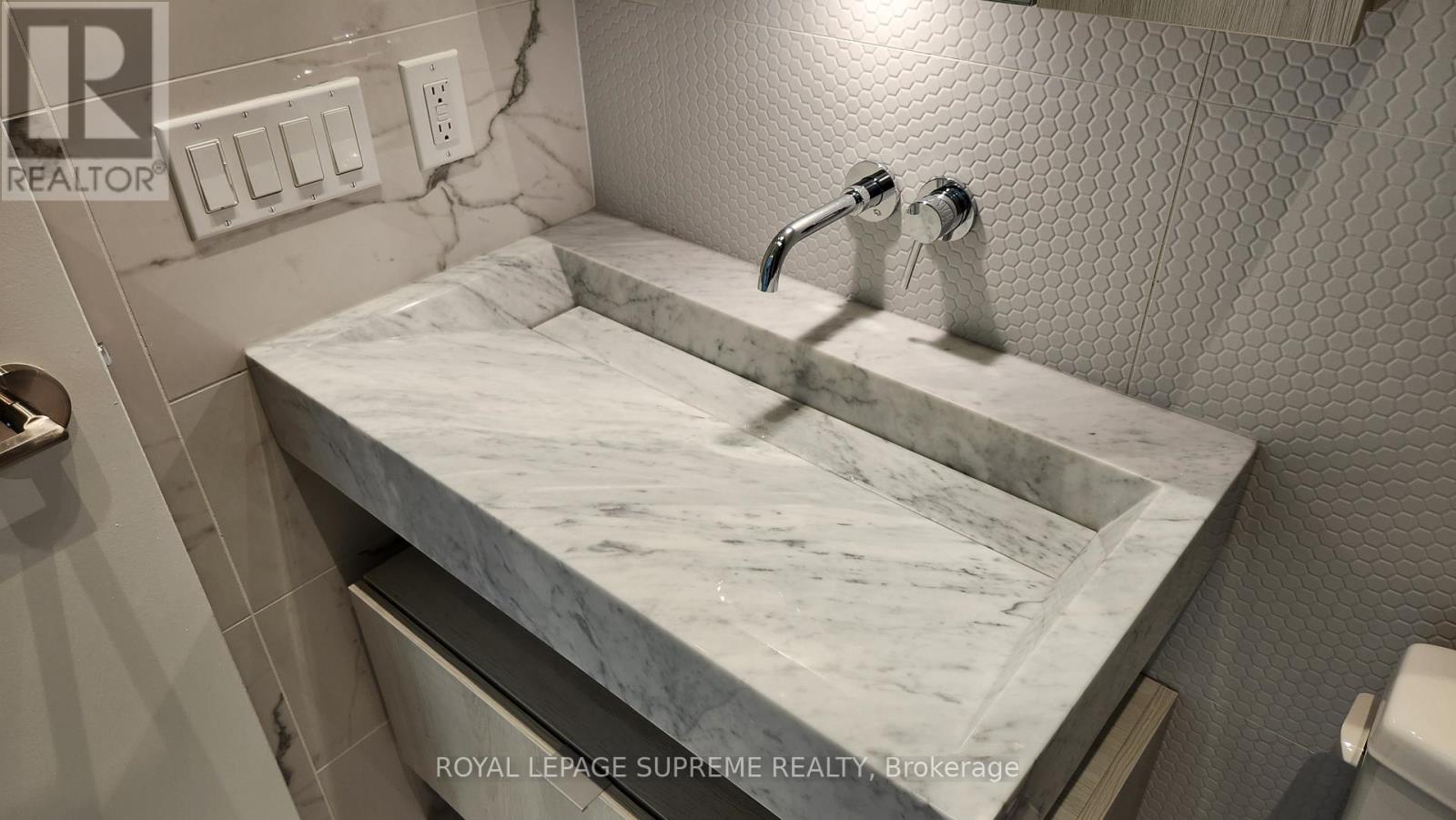 5805 - 11 Yorkville Avenue, Toronto (Annex), Ontario  M4W 0B7 - Photo 16 - C12929860