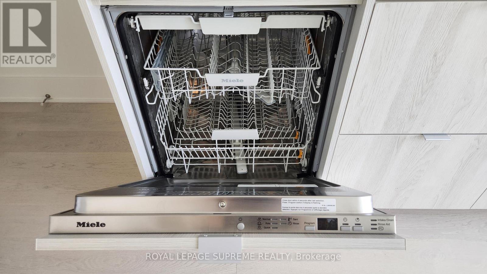 5805 - 11 Yorkville Avenue, Toronto (Annex), Ontario  M4W 0B7 - Photo 6 - C12929860