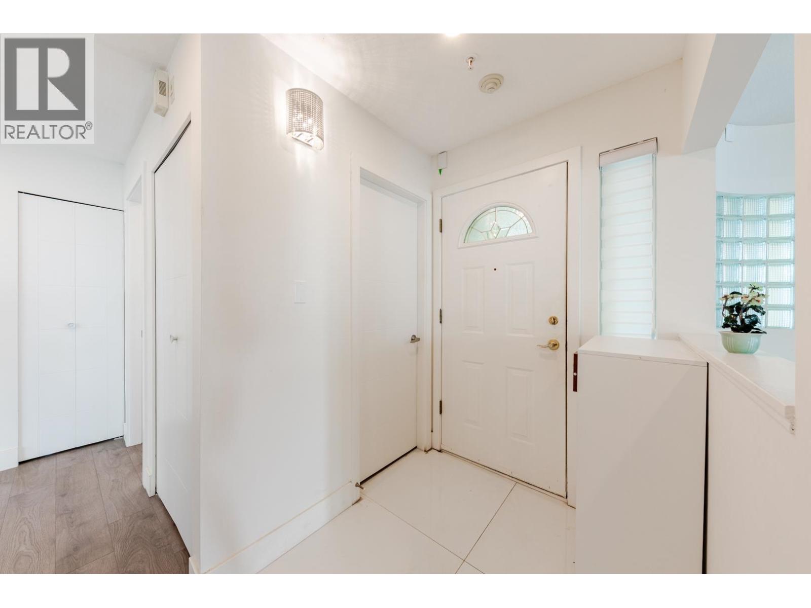 208 7620 Columbia Street, Vancouver, British Columbia  V5X 4S8 - Photo 2 - R3104095