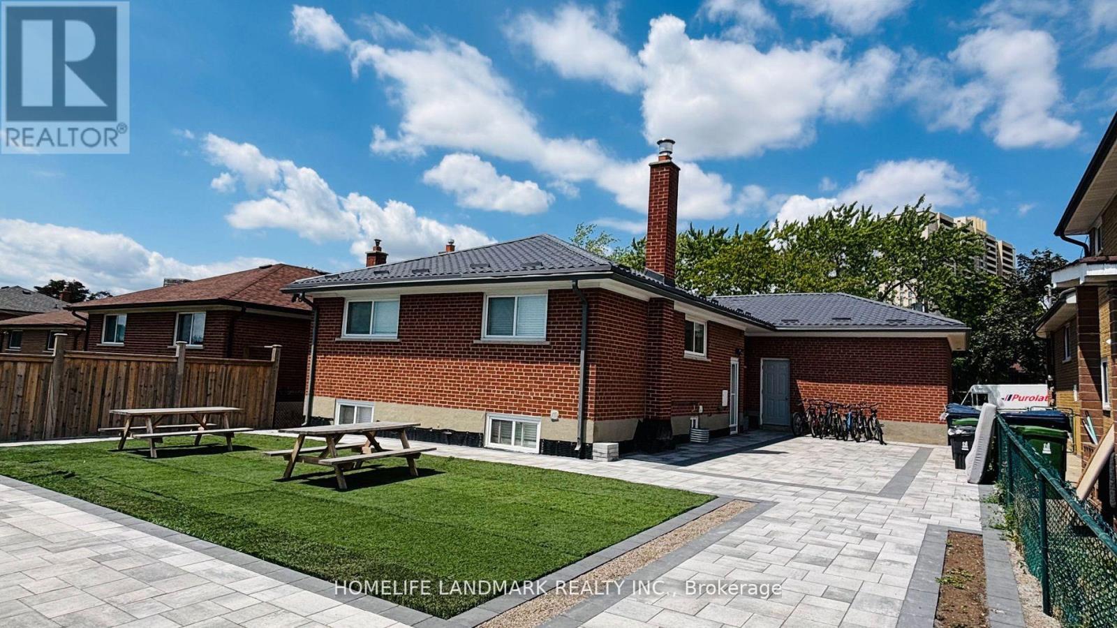 204 Derrydown Road, Toronto (York University Heights), Ontario  M3J 1S1 - Photo 2 - W12929926