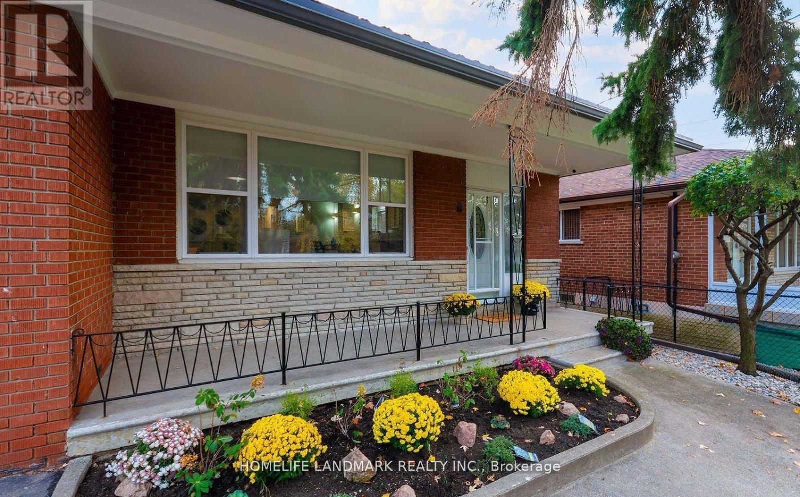 204 Derrydown Road, Toronto (York University Heights), Ontario  M3J 1S1 - Photo 5 - W12929926