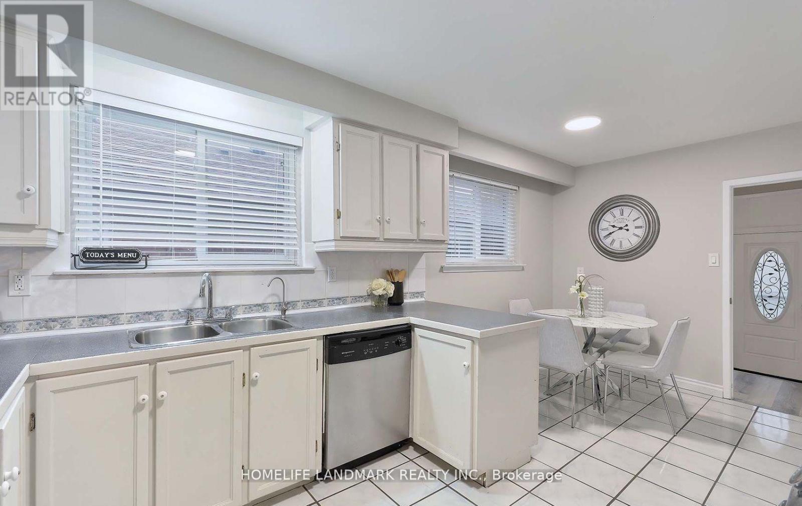 204 Derrydown Road, Toronto (York University Heights), Ontario  M3J 1S1 - Photo 8 - W12929926